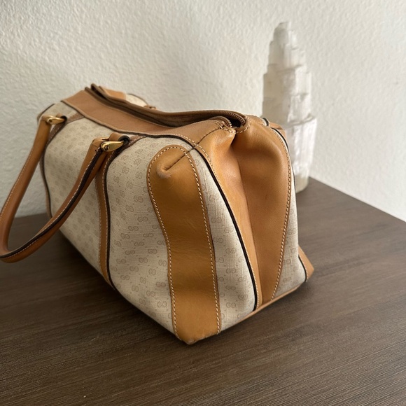 Authentic Vintage Gucci duffel handbag in Tan - Picture 3 of 15